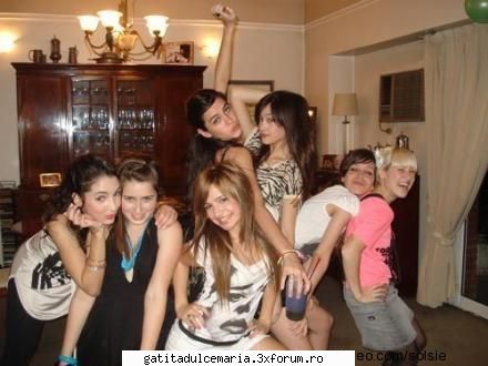 yo,con mis amigas..en una fiesta :rotfl:  :rotfl: brenda asnicar